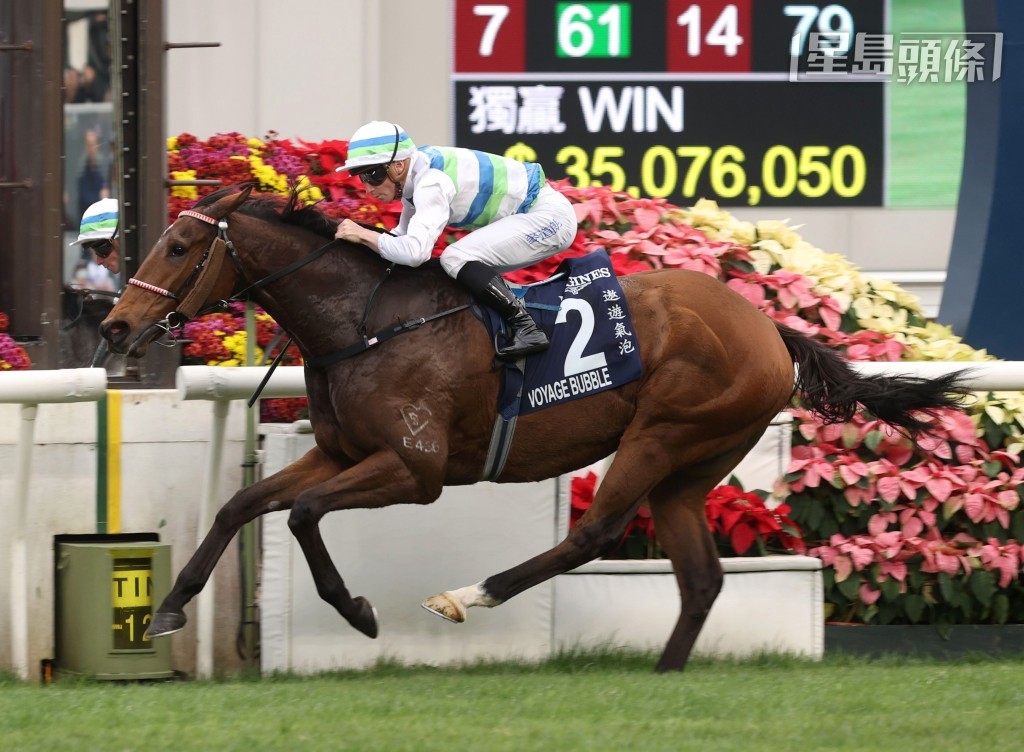 「遨游气泡」去年在此赛以压倒性姿态抡元,之后更接连攻下董事杯(1600米)、花旗银行香港金杯(2000米)及渣打冠军暨遮打杯(2400米)三项一级赛,成为近三十一年来香港首匹三冠王。 「遨游气泡」去年在此赛以压倒性姿态抡元,之后更接连攻下董事杯(1600米)、花旗银行香港金杯(2000米)及渣打冠军暨遮打杯(2400米)三项一级赛,成为近三十一年来香港首匹三冠王。