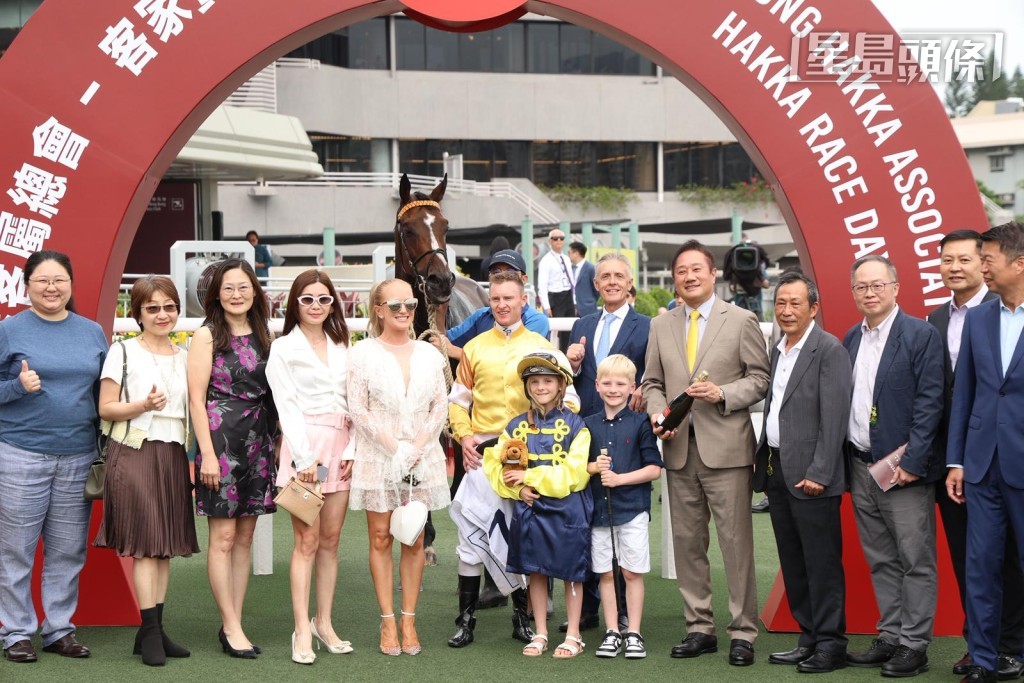 剛周日潘頓起孖兼取得在港第2001場頭馬，從騎事業踏入新里程碑。