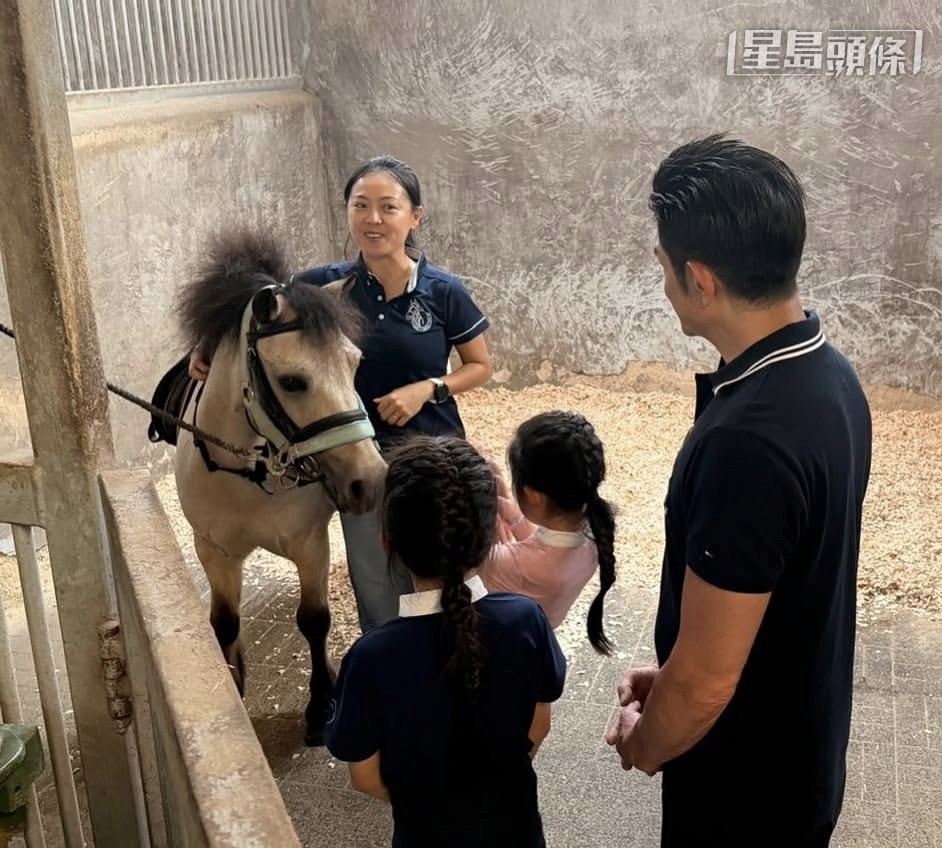天王郭富城與兩個女兒在武吉知馬馬術俱樂部(BTSC) 看小馬仔,相片來源:bukittimahsaddleclub (BTSC) Ig 天王郭富城與兩個女兒在武吉知馬馬術俱樂部(BTSC) 看小馬仔,相片來源:bukittimahsaddleclub (BTSC) Ig