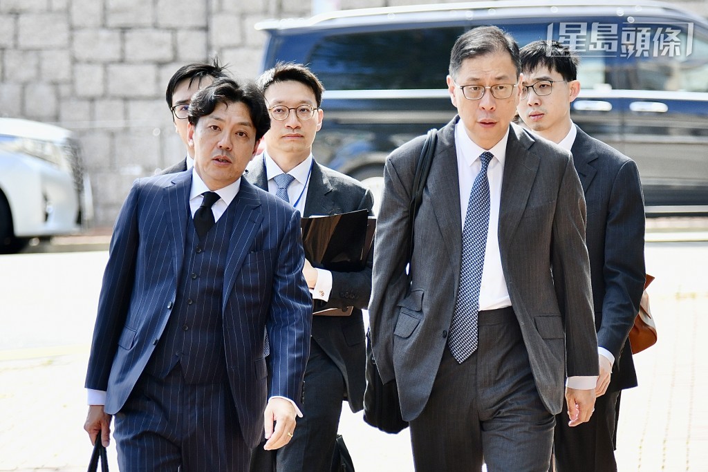 代表委員會的資深大律師杜淦堃(右)。