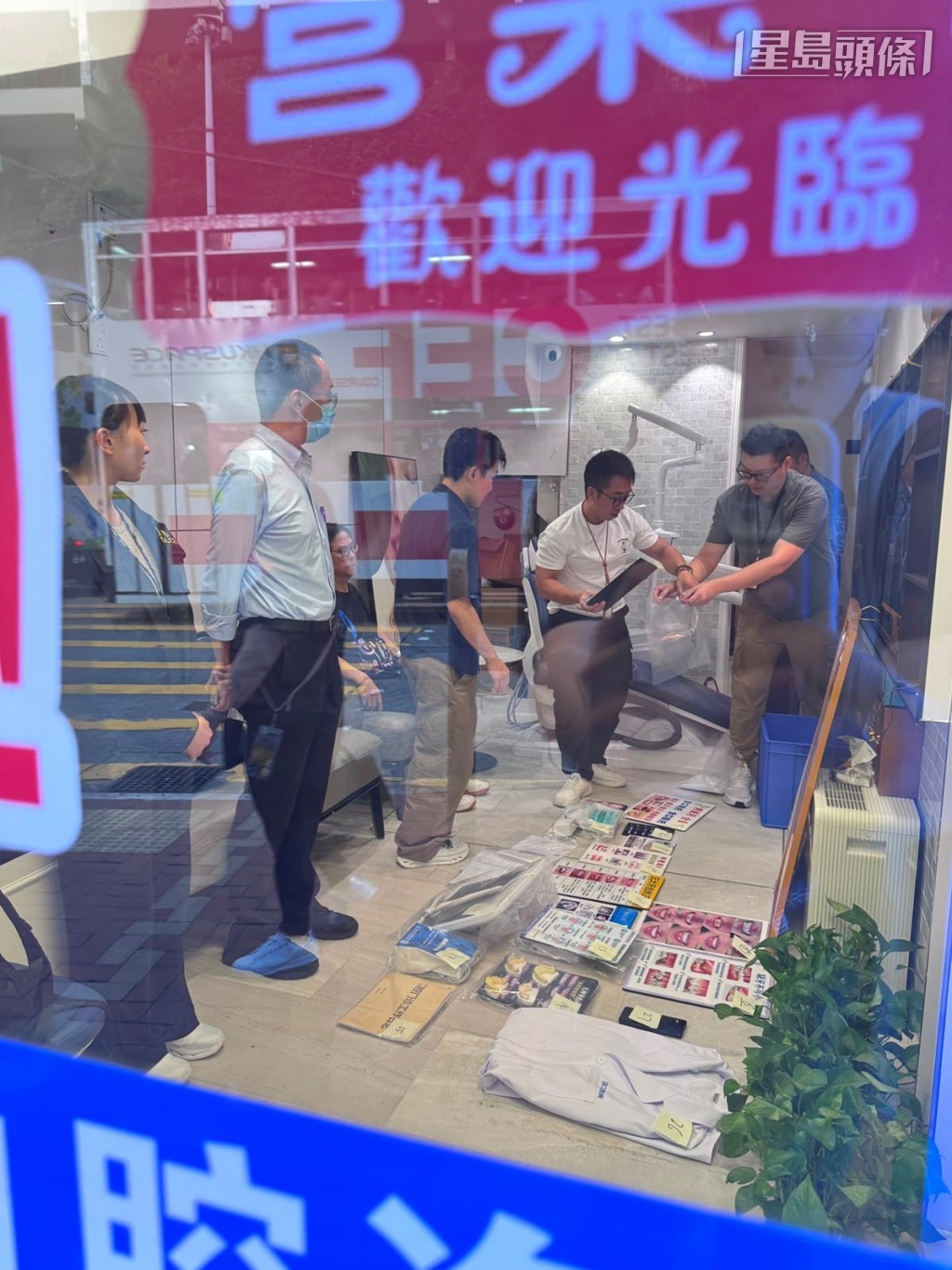 警方事後到店內搜證調查。資料圖片