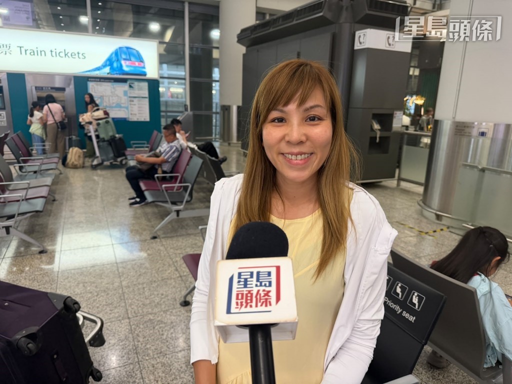 由米蘭飛往西安再轉機回港的香港人陳女士一家五口,避開颱風的影響順利到港。 由米蘭飛往西安再轉機回港的香港人陳女士一家五口,避開颱風的影響順利到港。