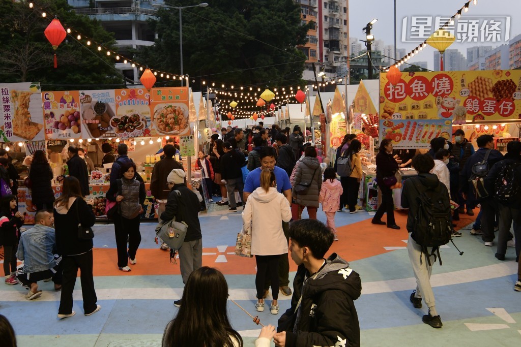「龍騰觀塘新春夜市」開幕,吸引不少市民到場。歐樂年攝 「龍騰觀塘新春夜市」開幕,吸引不少市民到場。歐樂年攝