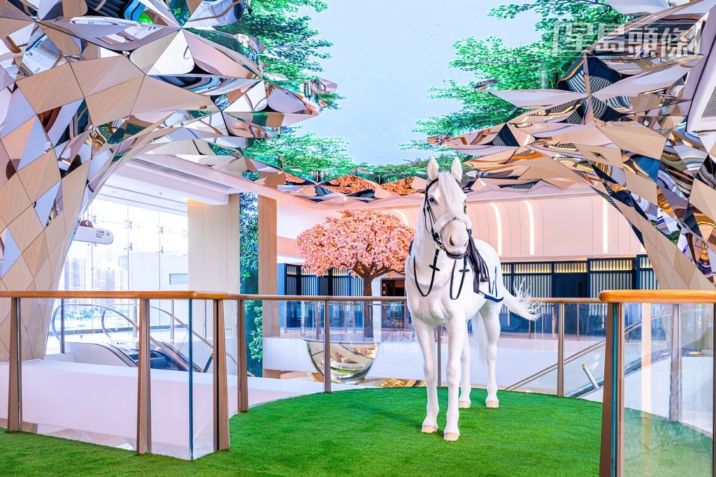「連薈」三大打卡亮點包括栩栩如生的「擬真機械馬」、充滿玩味的「傳奇馬廊」數碼互動體驗，以及由美國藝術家精心創作的「駿馬奔騰」金色機械動態馬匹雕塑。