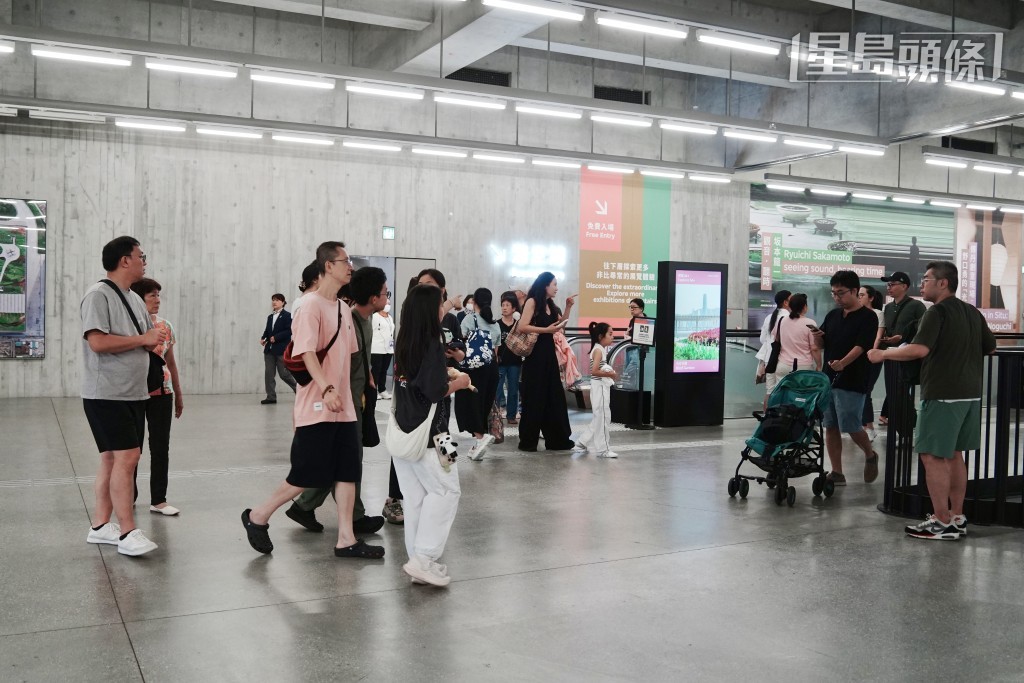 西九文化區兩間博物館——香港故宮文化博物館及M+博物館推出免費開放活動，吸引大批市民一家大小入場參觀。
