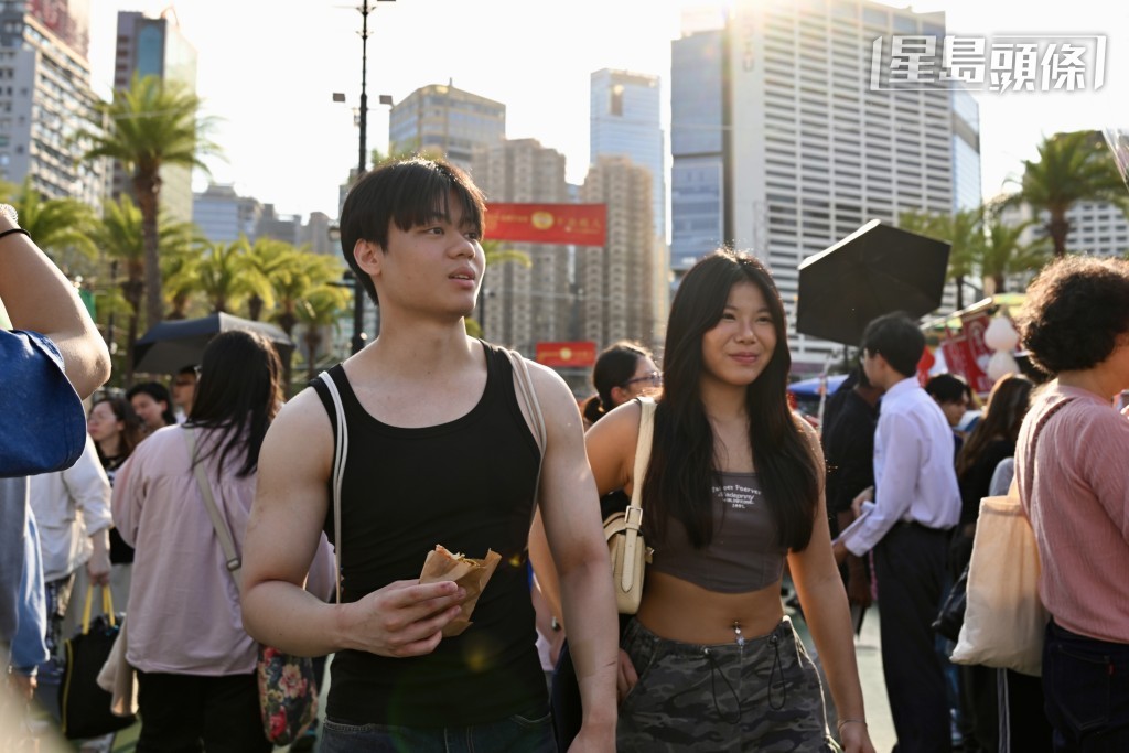 今年是有紀錄以來最熱的除夕，不少市民背心短褲逛年宵。