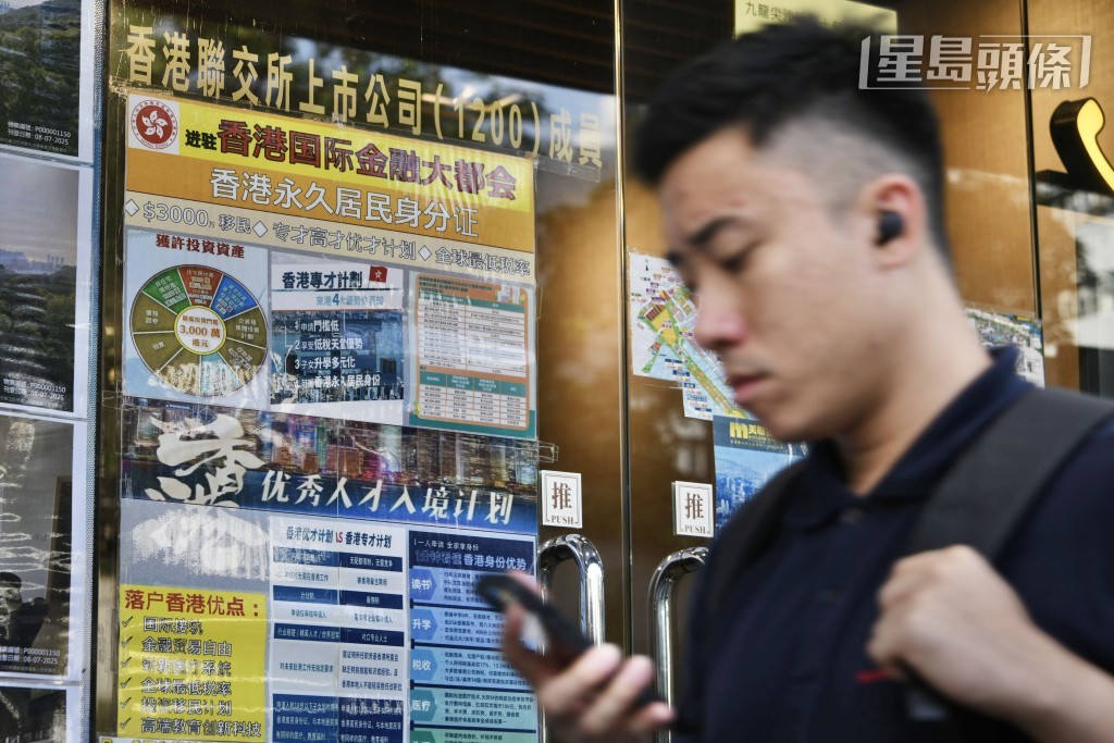 他認為進一步放寬投資移民來港買樓門檻可以大大增加計劃吸引力。 他認為進一步放寬投資移民來港買樓門檻可以大大增加計劃吸引力。