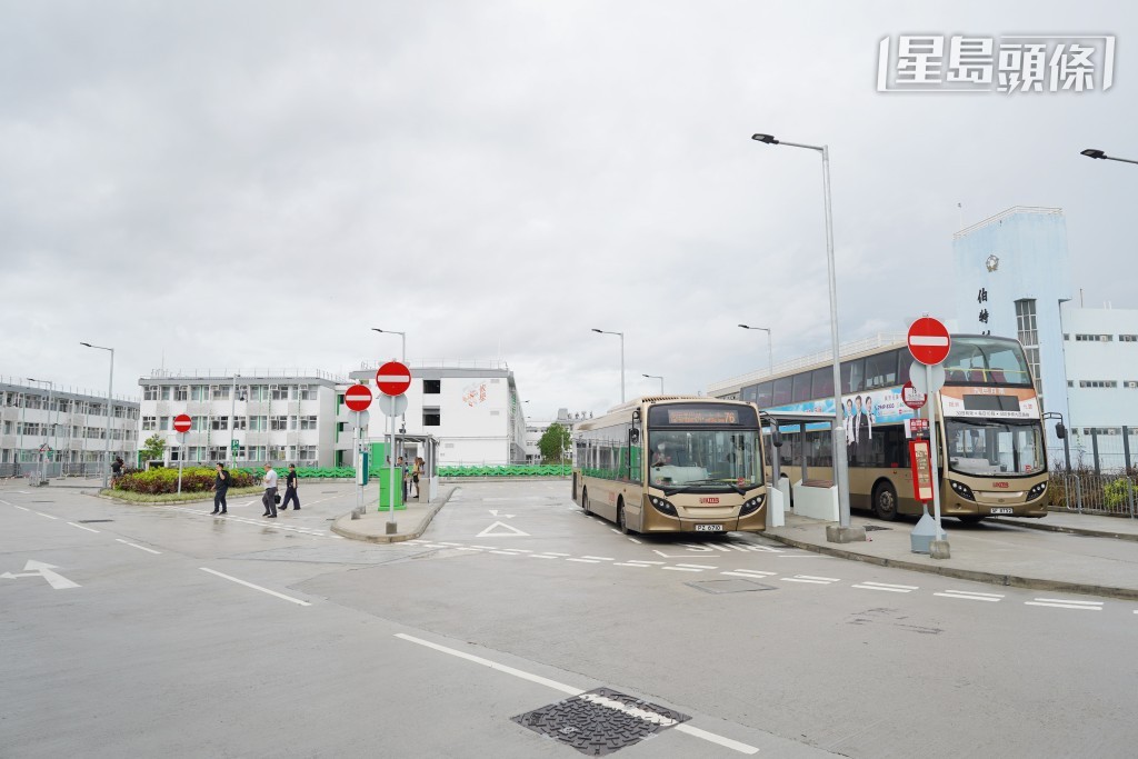 攸壆路有3條巴士及小巴路線來往元朗市中心、上水及大欖,交通非常方便。葉偉豪攝 攸壆路有3條巴士及小巴路線來往元朗市中心、上水及大欖,交通非常方便。葉偉豪攝