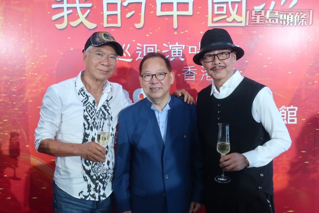 张明敏 (中) 特意举行演唱会记招,其好友杜燕歌 (右)、李龙基 (左) 等都有撑场支持。 张明敏 (中) 特意举行演唱会记招,其好友杜燕歌 (右)、李龙基 (左) 等都有撑场支持。