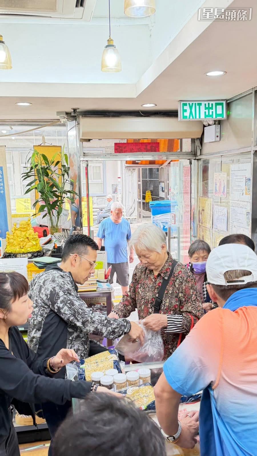 罗富全的太太每个月都会参与长者送暖派饭善举,为老人家送上祝福。 罗富全的太太每个月都会参与长者送暖派饭善举,为老人家送上祝福。