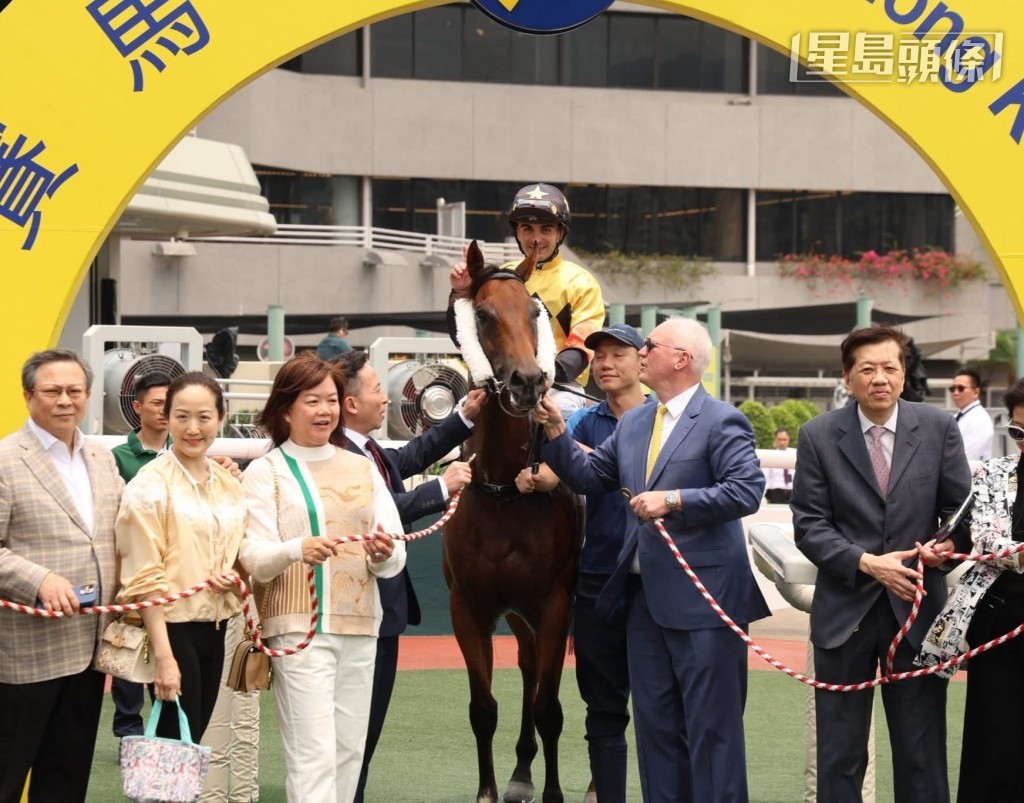 鄭明銓 (右) 希望養馬拍檔兼老友何健開醫生，周日可補拉頭馬。