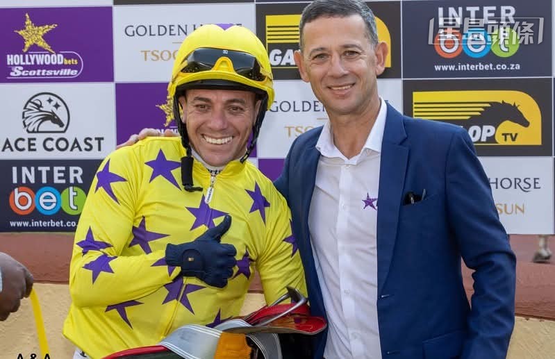 杜鵬志 (右) 近年岀任當地最大馬主Hollywoodbets Syndicate的賽事經理，目前他需要管理組織名下分布在南非、美國和歐洲等地起過二百匹賽駒。