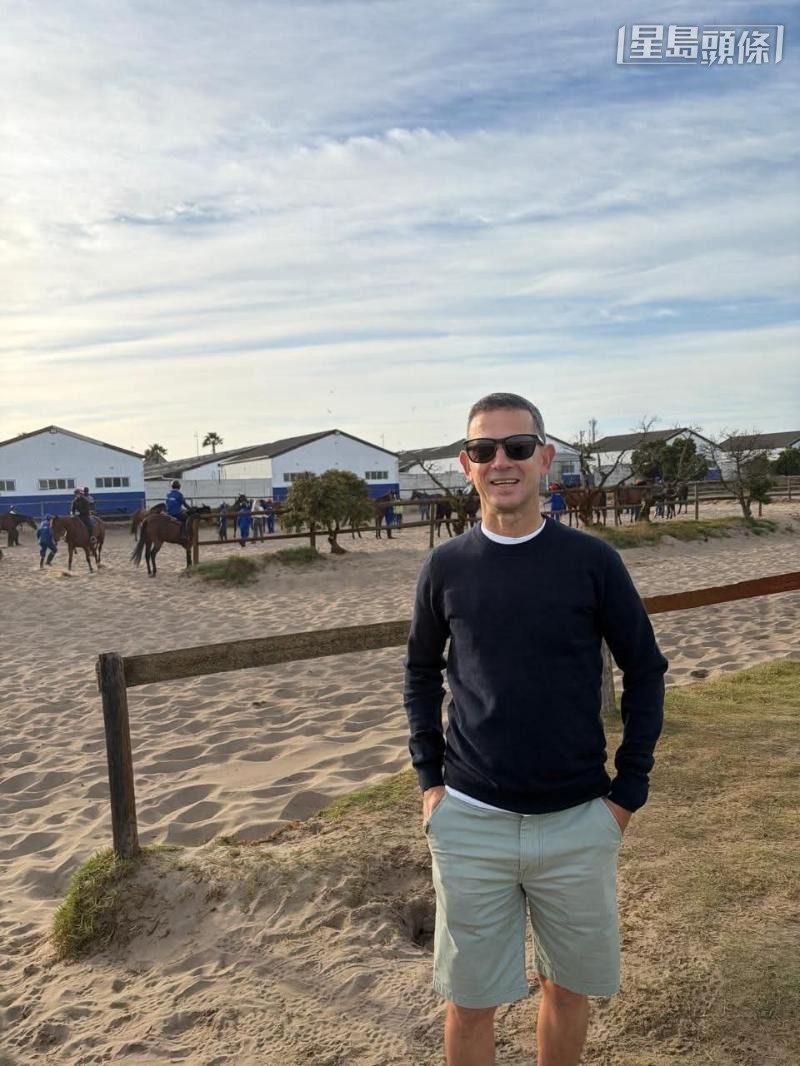 杜鵬志 (圖) 去年以高價購入，與「八加十八」一同是上季南非最佳三歲馬的「一槓級數」，早前在美國一級賽天馬國際盃草地賽跑第二後，目前正部署遠征杜拜，在3月31日岀戰美丹馬場舉行的一級賽杜拜草地大賽，稍後便正式落實。