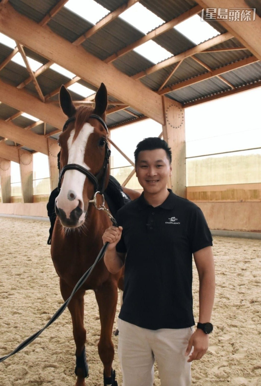 黎嘉豪目前在法國，不少前香港退役馬如「步大威猛」（圖），正在法國Champs Legacy接受再培訓。