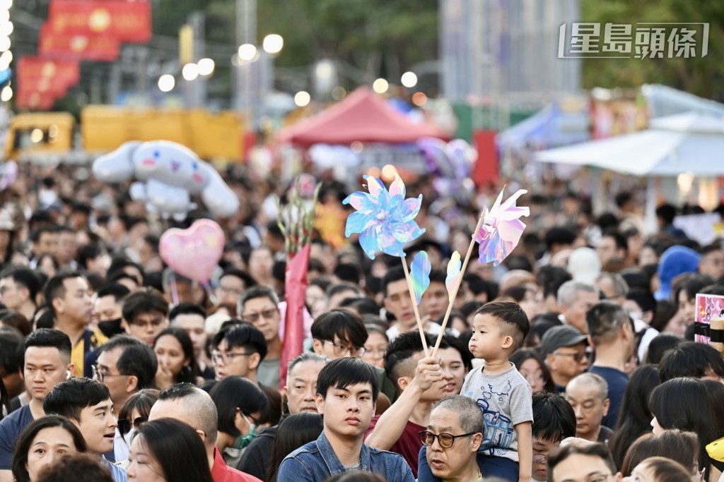 維園年宵市場人頭湧湧，氣氛熱鬧。