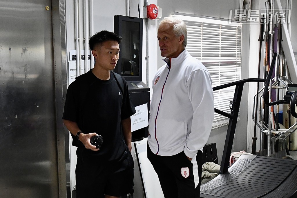 曾先后在香港队及中超球会云南玉昆与安达臣共事的港队后卫徐宏杰(左),操练后特意上前与恩师聚旧。杨骏尧摄 曾先后在香港队及中超球会云南玉昆与安达臣共事的港队后卫徐宏杰(左),操练后特意上前与恩师聚旧。杨骏尧摄