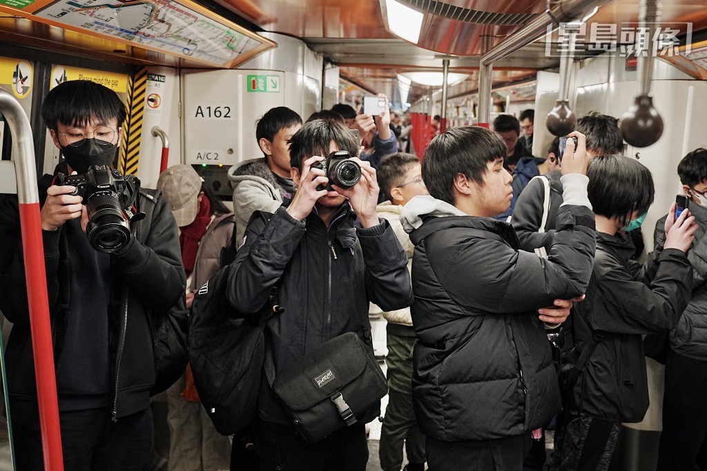 大批鐵路迷坐尾班車打卡拍照。