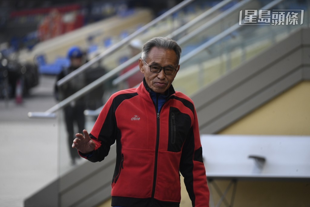 前香港练马师吴定强 (图) 今早也有到场，据知强哥住在跑马地马场附近，今早相约一些马主朋友到场观看试闸，然后吃早餐。