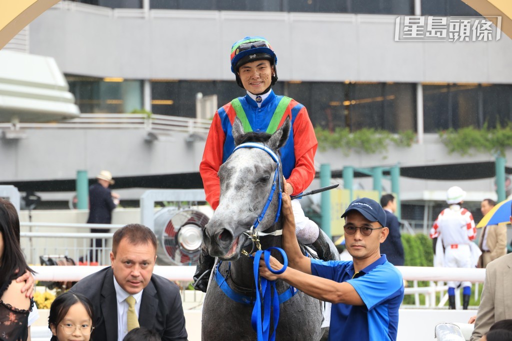 黃智弘在頭場四班條件限制賽,策騎方廄「鈦易搵」大熱贏馬。 黃智弘在頭場四班條件限制賽,策騎方廄「鈦易搵」大熱贏馬。