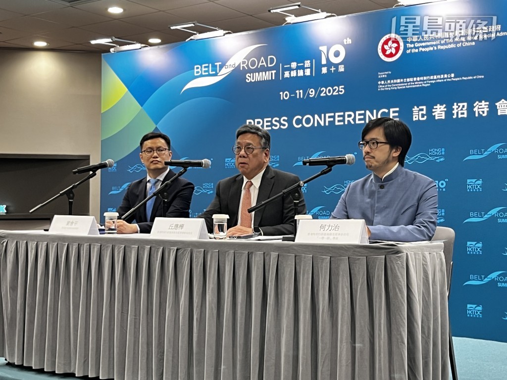 左起:香港貿發局副總裁劉會平、商務及經濟發展局局長丘應樺和一帶一路專員何力治。 左起:香港貿發局副總裁劉會平、商務及經濟發展局局長丘應樺和一帶一路專員何力治。