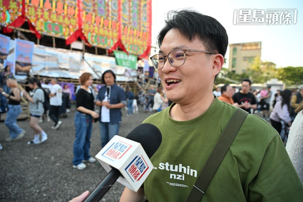 市民吳先生帶同來自深圳的朋友入場，指深圳較少類似活動，「十年一次嘛，想帶他們感受一下」。