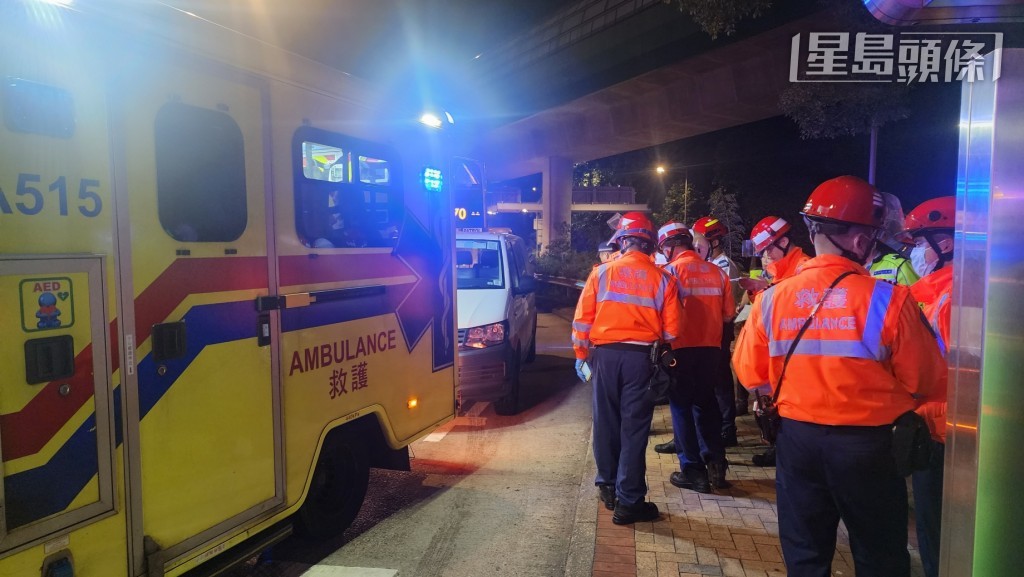 救護員到場將傷者送院。黃文威攝