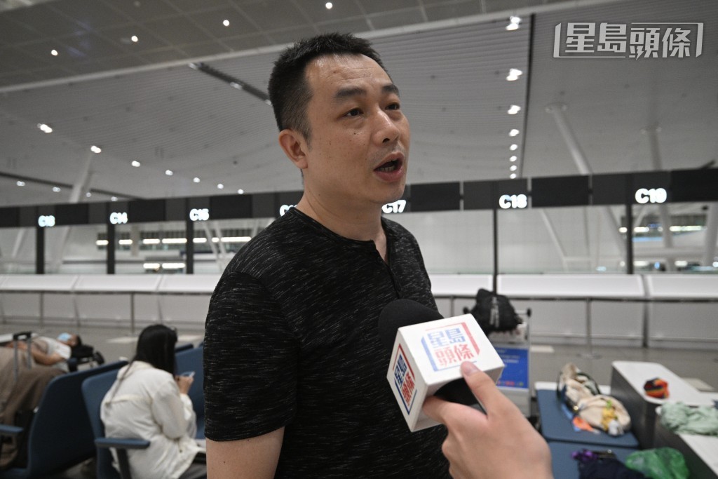 旅客張先生表示，已將機票改簽至明日下午，打算留在機場等候。