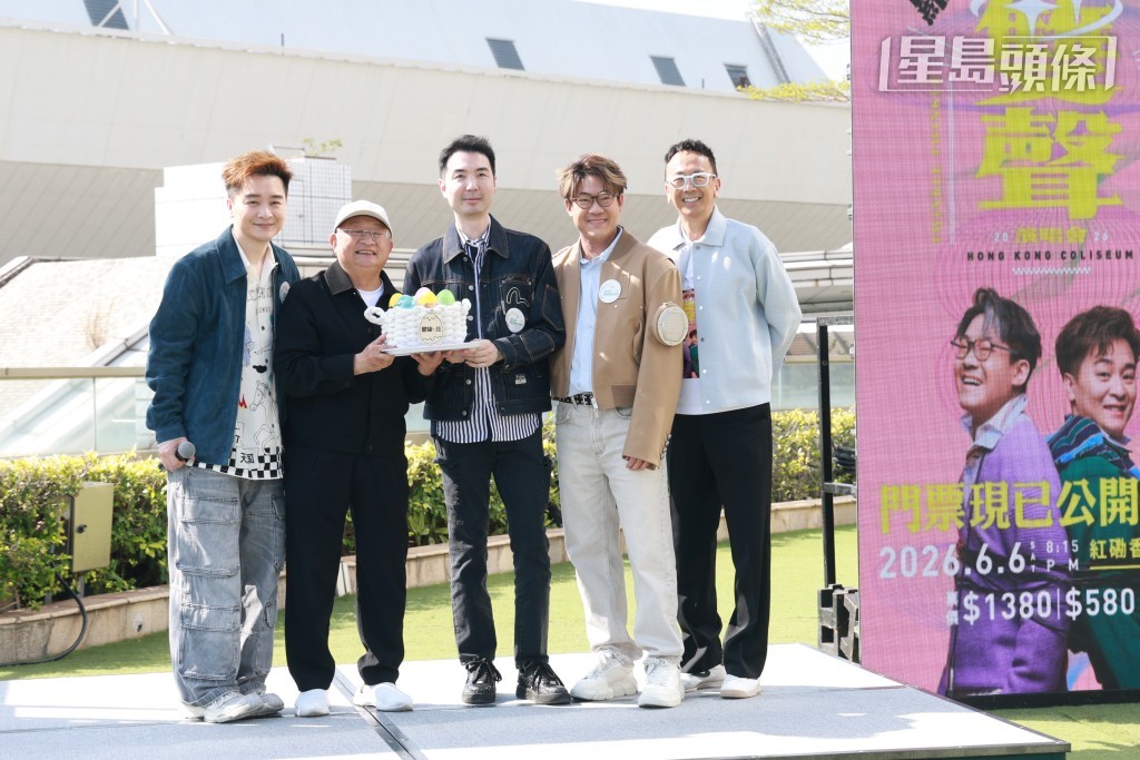 陳家豪送紀念品予演唱會總監蕭潮順。