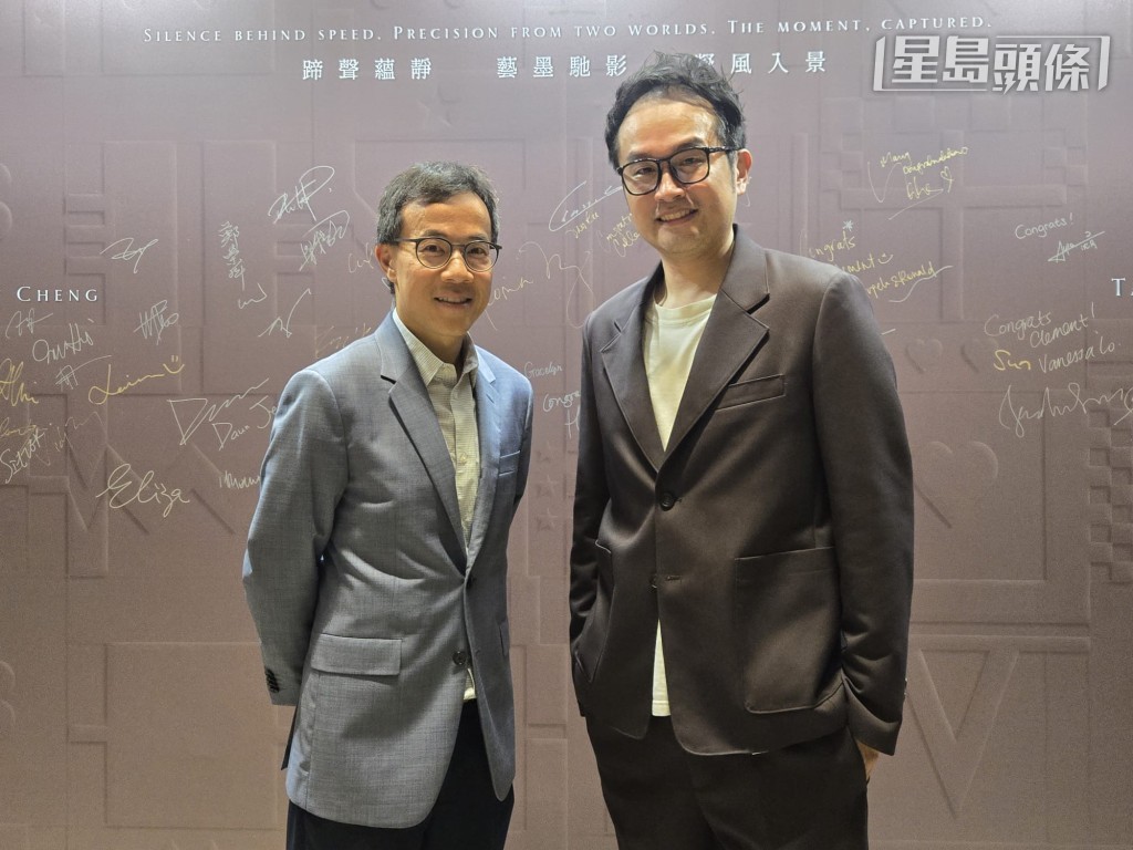 昨晚「豐功偉績」馬主鍾韙㻺 (左) 前往中環大館,支持馬主好友鄭加文 (右) 的藝術展覽開幕儀式。 昨晚「豐功偉績」馬主鍾韙㻺 (左) 前往中環大館,支持馬主好友鄭加文 (右) 的藝術展覽開幕儀式。