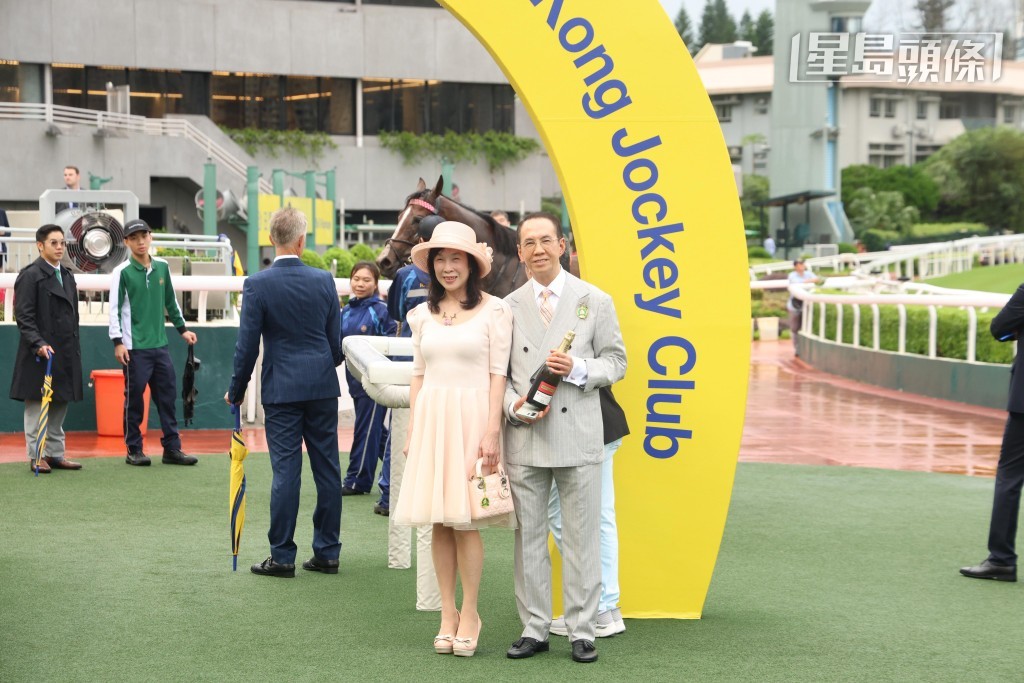 劉寶文 (右) 引入南非三歲自購馬All Out For Six來港，國際評分為107分，來港評80分，屆時「跑得」系又添實力新兵。