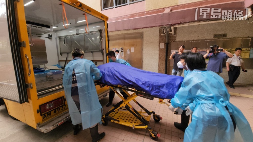 死者遺體移送至殮房。 死者遺體移送至殮房。