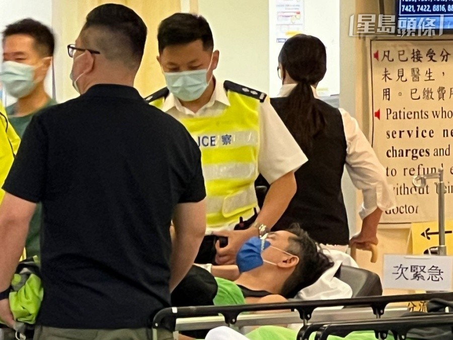 余偉良高級警司（瞓床者）當日遇襲受傷送院情況。資料圖片