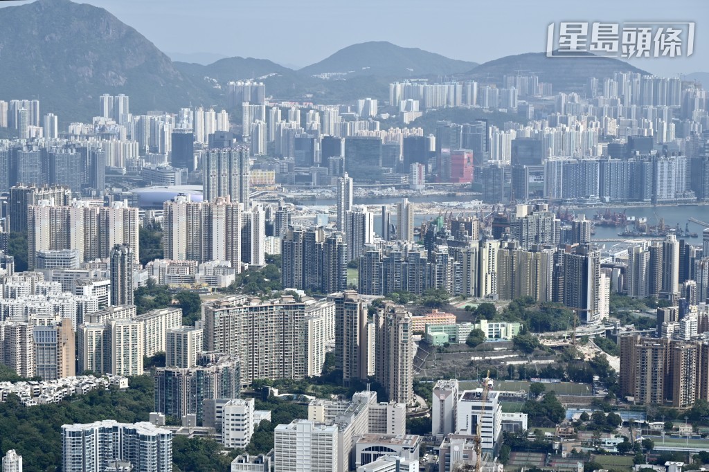 多間地產商近期積極應對債務問題，例如新世界已將明年到期的票據進行債務置換至2032年到期的新債券；麗新發展於今年7月底亦完成置換了一批今年到期票據，最新到期日為2029年。