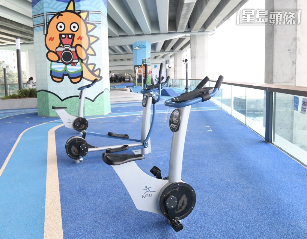 市民可在板道「做gym」，一邊踩動感單車、玩橢圓機，一邊欣賞美麗的海景。