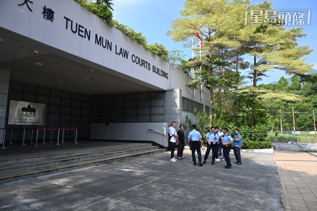 案件今早於屯門裁判法院再訊,法院外有警員戒備。劉駿軒攝 案件今早於屯門裁判法院再訊,法院外有警員戒備。劉駿軒攝