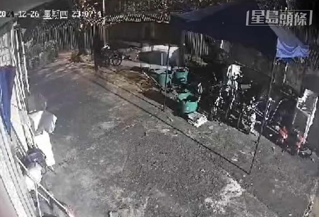 偷單車賊人數秒得手。閉路電視片段截圖