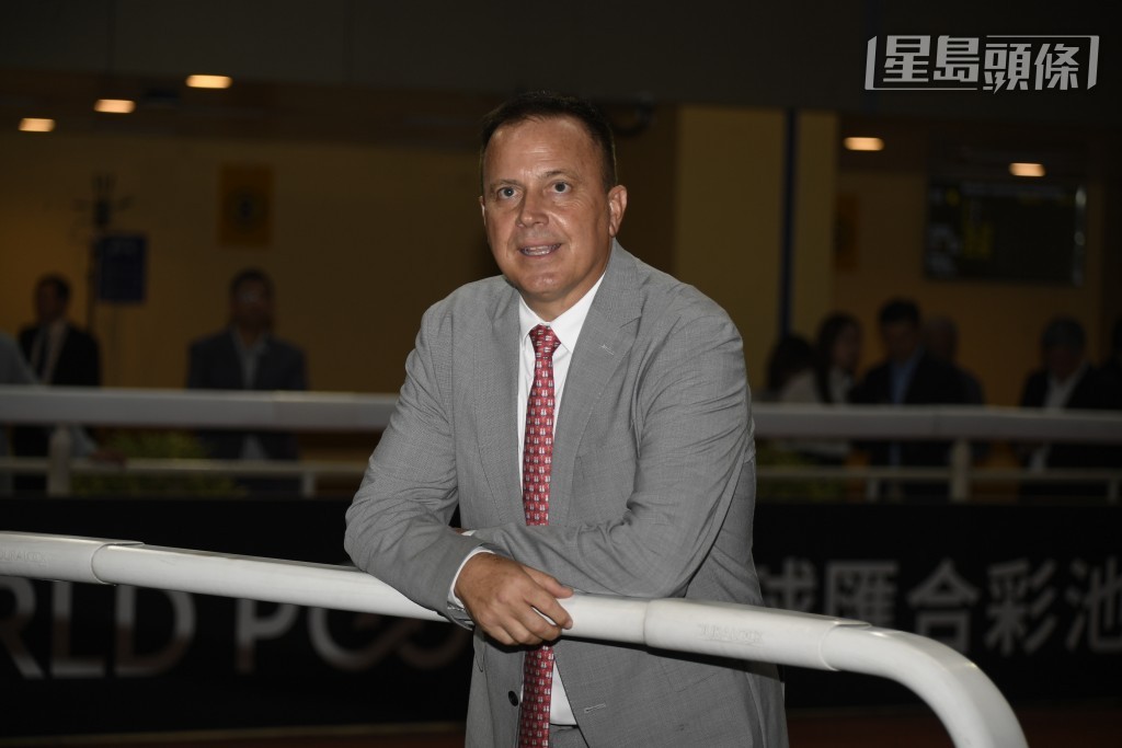 素有「黑夜之神」之称的方嘉柏，正在全力争冠军，加上方廐谷草成绩向来不错，且看「快靓旺」能否为马主刘锡康和方嘉柏增添头马。