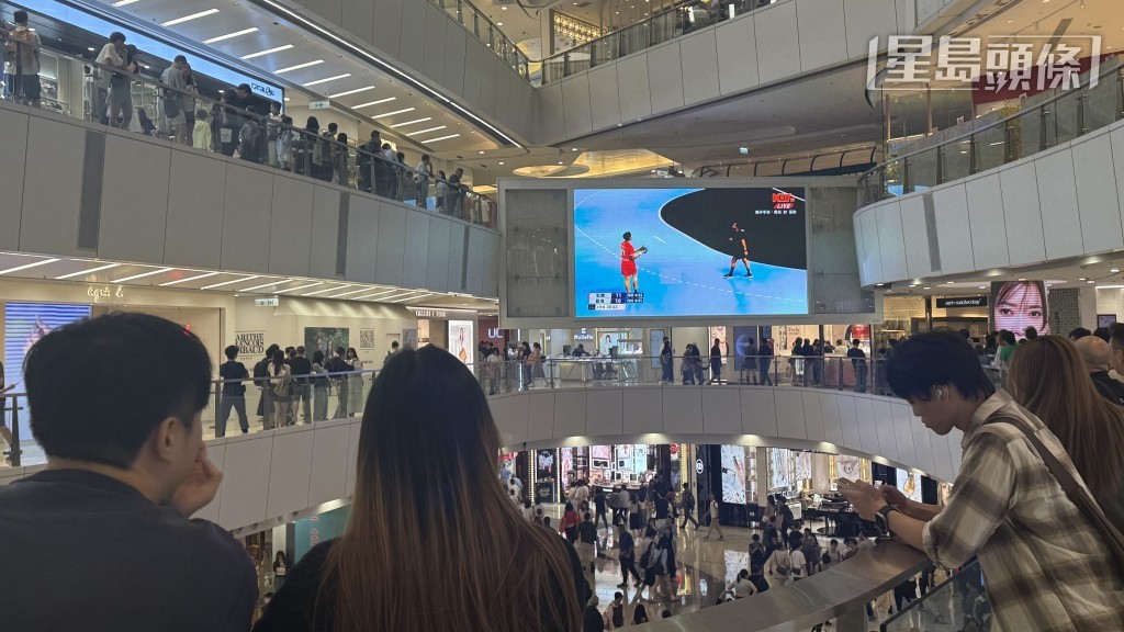 商場直播香港隊對安徽隊的手球賽事,吸引近百名市民在現場駐足觀看。 商場直播香港隊對安徽隊的手球賽事,吸引近百名市民在現場駐足觀看。