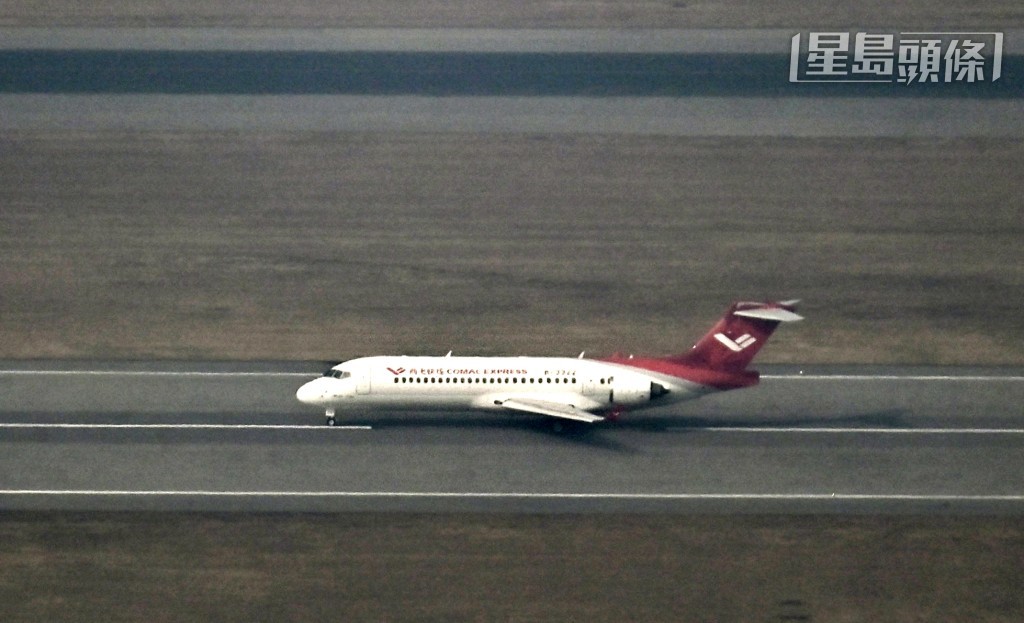 國產機ARJ21訪港。陳極彰攝 國產機ARJ21訪港。陳極彰攝