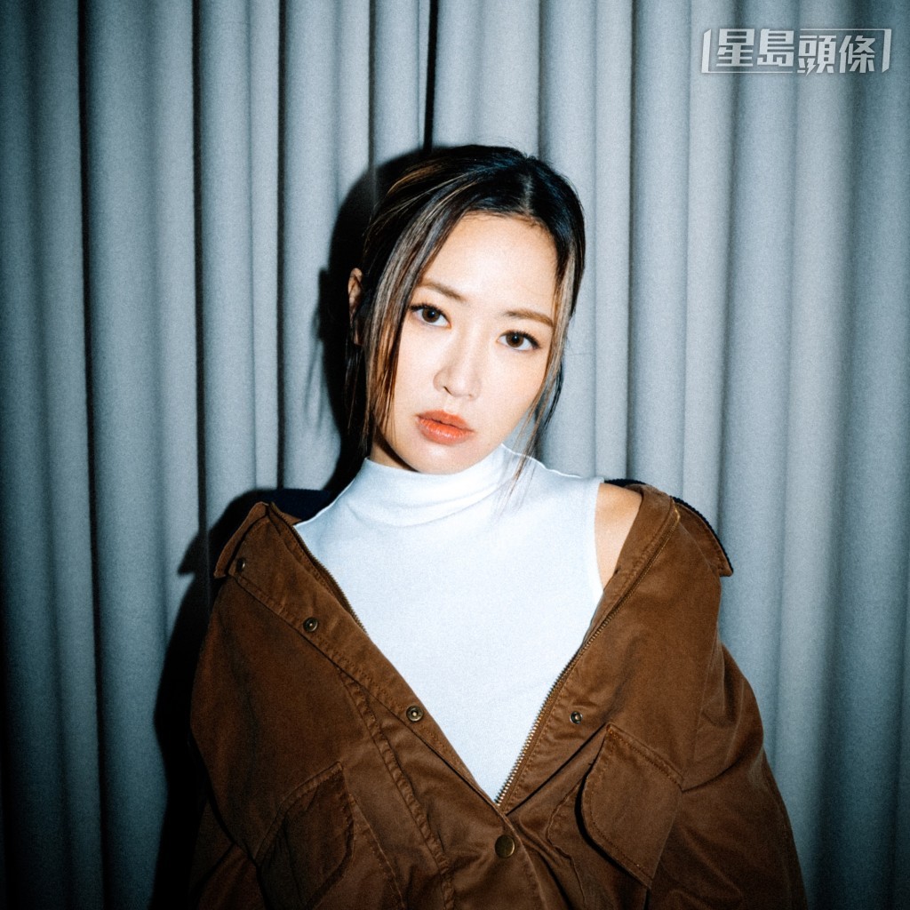 新生代樂團Zpecial聯同音樂創作人Kiri T (圖) 強勢打造青春舞台,於賽事之間在好賞食樓下的表演台帶來清新動感音樂,為沙田馬場注入澎湃活力。 新生代樂團Zpecial聯同音樂創作人Kiri T (圖) 強勢打造青春舞台,於賽事之間在好賞食樓下的表演台帶來清新動感音樂,為沙田馬場注入澎湃活力。