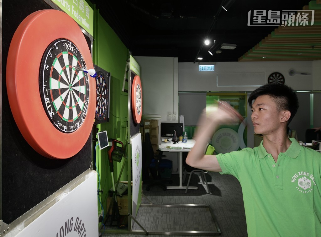 鍾栢綸獲中國香港飛鏢聯合總會委任為「飛鏢運動推廣大使」。陳浩元攝 鍾栢綸獲中國香港飛鏢聯合總會委任為「飛鏢運動推廣大使」。陳浩元攝