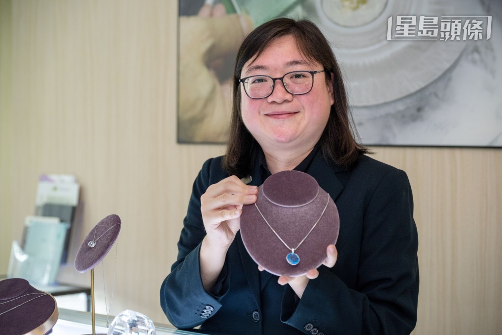 Betty稱，曾經為一位失去丈夫的女士製作骨灰晶石，令客人感覺「好似老公再陪伴身邊」。  ​