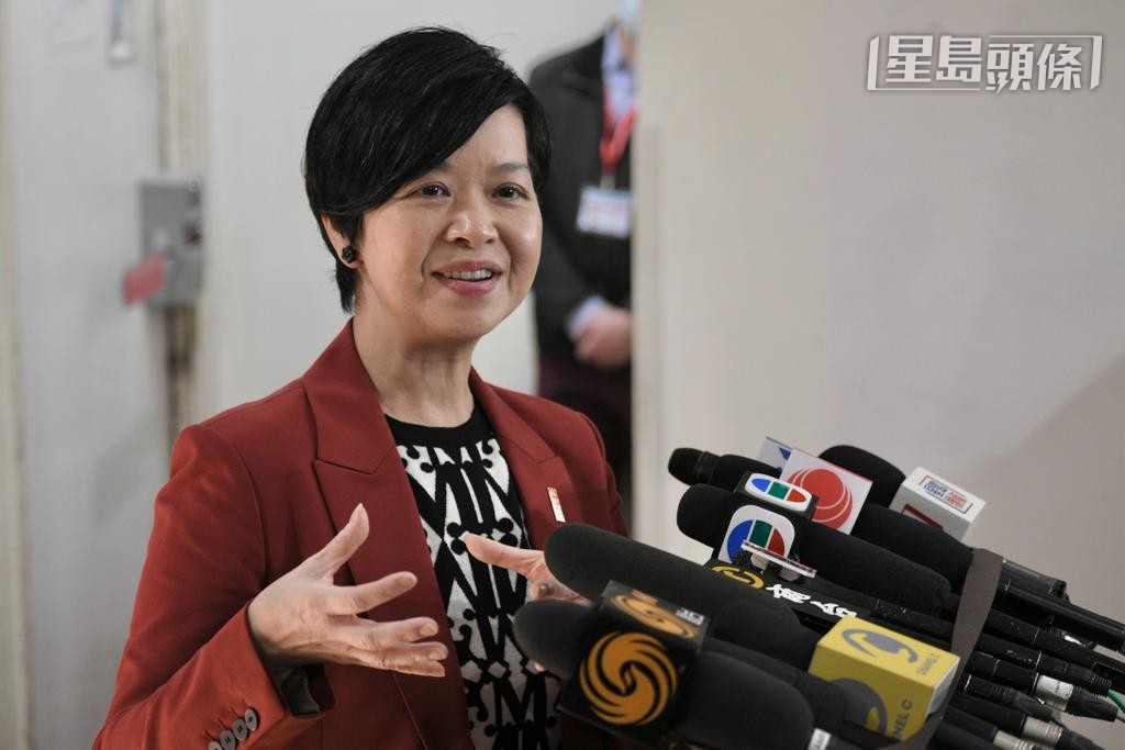 何永贤指房委会会观察试验计划的成效、系统的技术应用及听取住户反应等，持续提升屋邨的保安管理。资料图片