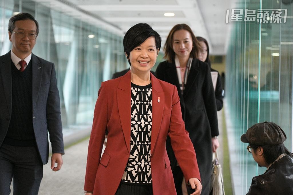 何永贤指房委会会观察试验计划的成效、系统的技术应用及听取住户反应等，持续提升屋邨的保安管理。资料图片