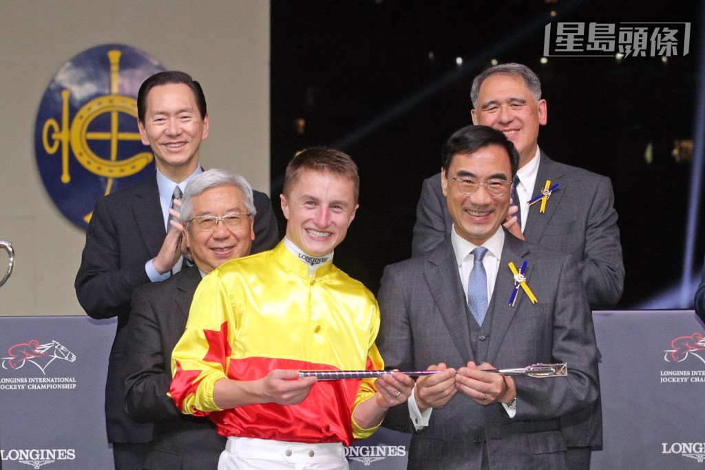 馬昆慶祝贏得2022年浪琴國際騎師錦標賽平頭冠軍。 馬昆慶祝贏得2022年浪琴國際騎師錦標賽平頭冠軍。