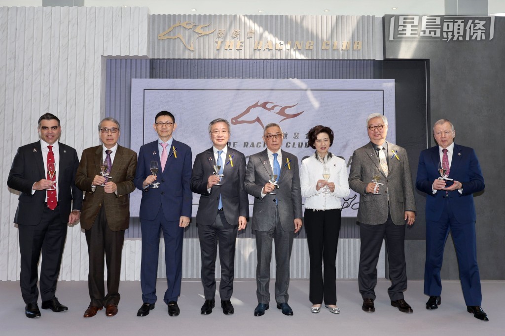 (右起)：香港赛马会行政总裁应家柏先生、竞骏会董事会前任主席杨绍信博士、竞骏会董事会成员吴王依雯女士SBS, BBS, JP、香港赛马会董事暨竞骏会董事会主席胡家骠先生、香港赛马会董事暨竞骏会董事会成员罗启华先生、香港赛马会董事暨竞骏会董事会成员罗硕瀚先生、竞骏会董事会成员蔡惠宏医生以及香港赛马会赛马商务部主管罗仲诚先生在竞骏会杯赛马日的祝酒仪式上合照。