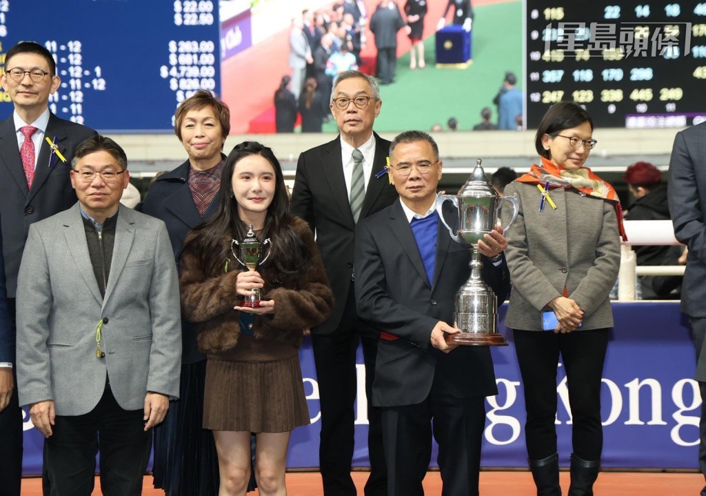 周俊乐获未来外父陈桥森 (捧杯者) 力撑，全力争告东尼奖。