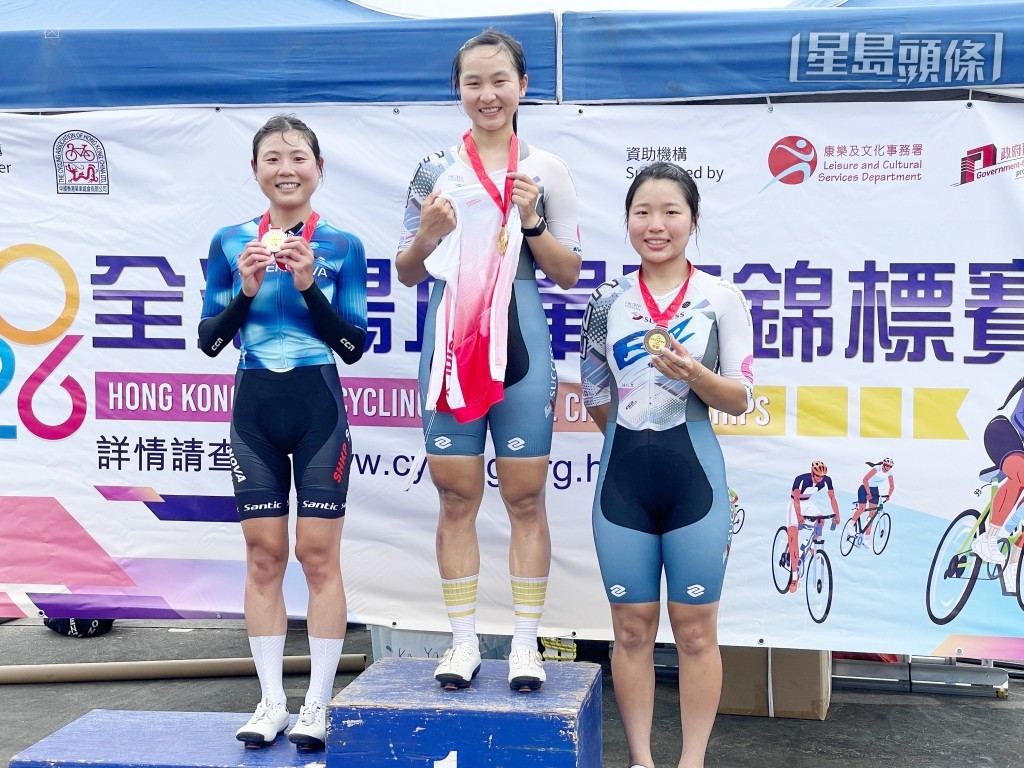 女子全能赛三甲 : 冠军李思颖(中) 、亚军梁颖仪（左）、季军张履檾（右）。徐嘉华摄
