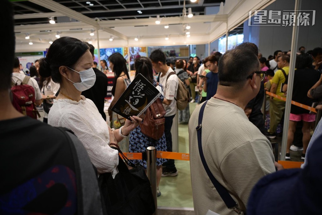 簽名會現場人頭湧湧，一眾「道友」爭先與「道長」合影留念，更一度大排長龍。蘇正謙攝