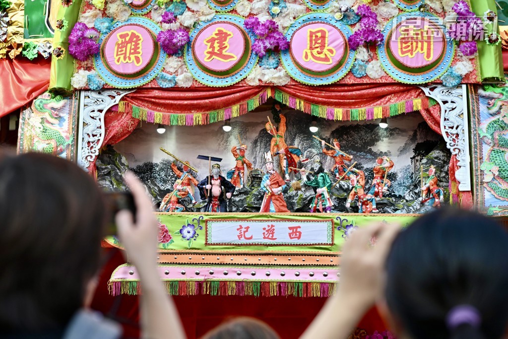 酬恩演戲作為酬恩傳統的核心環節，委員會特邀鴻運粵劇團打造一連7天的神功戲演出。